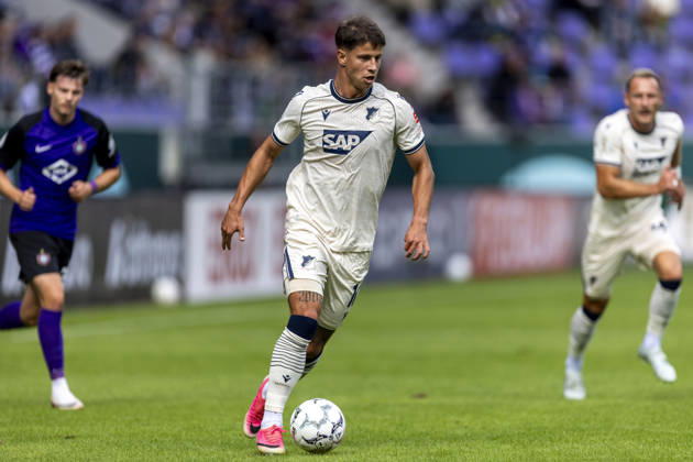 GER, Aue, Fussball, DFB-Pokal, 1. Hauptrunde, FC Erzgebirge Aue vs. TSG 1899 Hoffenheim im Bild v.l.: Adam Hlozek (TSG Hoffenheim 10), Aktion mit Ball 22.08.2026, EINS Erzgebirgsstadion Aue DFB REGULATIONS PROHIBIT ANY USE OF PHOTOGRAPHS AS IMAGE SEQUENCES AND OR QUASI-VIDEO, Copyright: HMBxMedia PaulxFritz