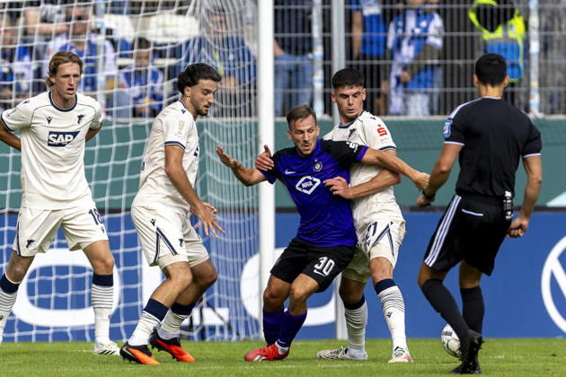 GER, Aue, Fussball, DFB-Pokal, 1. Hauptrunde, FC Erzgebirge Aue vs. TSG 1899 Hoffenheim im Bild v.l.: Simon Skarlatidis (FC Erzgebirge Aue 30), Albian Hajdari (TSG Hoffenheim 21), Zweikampf 22.08.2026, EINS Erzgebirgsstadion Aue DFB REGULATIONS PROHIBIT ANY USE OF PHOTOGRAPHS AS IMAGE SEQUENCES AND OR QUASI-VIDEO, Copyright: HMBxMedia PaulxFritz