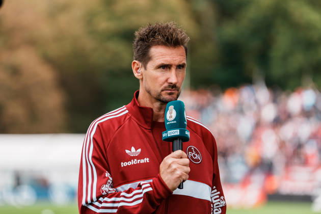 Deutschland, Köln (Sportpark Höhenberg): DFB-Pokal, 1. Runde, FC Viktoria Köln - 1. FC Nürnberg, Miroslav Klose (Trainer 1. FC Nürnberg) vor dem Spiel im TV-Interview, ernst Copyright: xThiemoxRudolphx