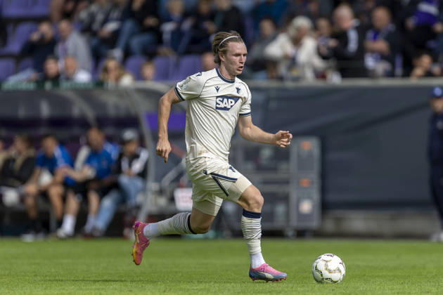 GER, Aue, Fussball, DFB-Pokal, 1. Hauptrunde, FC Erzgebirge Aue vs. TSG 1899 Hoffenheim im Bild v.l.: Patrick Wimmer (TSG Hoffenheim 08), Aktion mit Ball 22.08.2026, EINS Erzgebirgsstadion Aue DFB REGULATIONS PROHIBIT ANY USE OF PHOTOGRAPHS AS IMAGE SEQUENCES AND OR QUASI-VIDEO, Copyright: HMBxMedia PaulxFritz