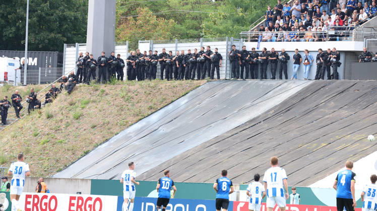 22.08.2026, xrekx, Fussball DFB Pokal 1.Runde, 1.FC Saarbruecken - Hertha BSC Berlin v.l. Polizei (DFL DFB REGULATIONS PROHIBIT ANY USE OF PHOTOGRAPHS as IMAGE SEQUENCES and or QUASI-VIDEO) Saarbruecken