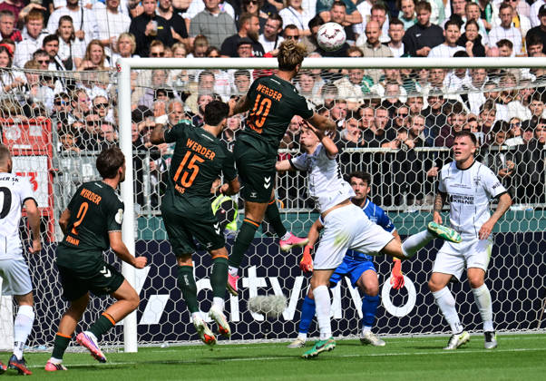 22.08.2026,GER Fußball, Männer,DFB Pokal, 1.Runde Saison 2026 2027, Hamburg, Lüneburger SK vs Werder Bremen Niclas Füllkrug (Werder 10) versucht vorbei an Torwart Tommy Henze (Pauli 01) ein Tor zu schiessen DFB DFL regulations prohibit any use of photographs as image sequences and or quasi-video) Hamburg Millerntorstadion Hamburg Deutschland Copyright: xnordphotoxGmbH xWitkex