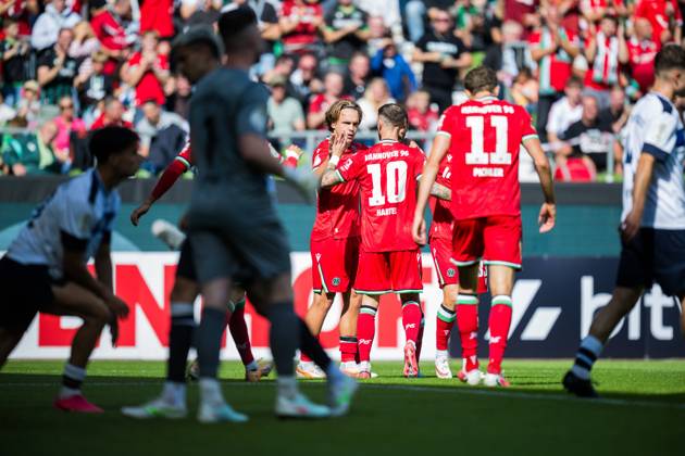 22.08.2026 - Fußball, 2026 2027, DFB-Pokal, 1. Hauptrunde, SV Hemelingen - Hannover 96: (L-R) Lars Gindorf (Hannover) jubelt nach seinem Tor zum 0:2 mit Marcel Hartel (Hannover), Benedikt Pichler (Hannover) DFB REGULATIONS PROHIBIT ANY USE OF PHOTOGRAPHS AS IMAGE SEQUENCES AND OR QUASI-VIDEO.