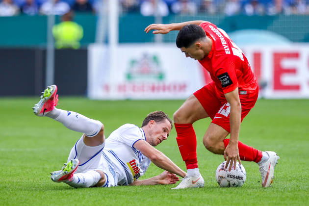 2026.08.22, xkwix, Fußball, DFB-Pokal, MSV Duisburg - SV Elversberg, Schauinsland-Reisen-Arena, 1.Runde, Saison 2026 2027: Christian Viet (MSV Duisburg 10) im Zweikampf gegen Felix Keidel (SV Elversberg 43) DFB regulations prohibit any use of photographs as image sequences and or quasi-video. Photo: xKamilxWilkowskixPressefotoKochx Nordrhein-Westfalen Deutschland