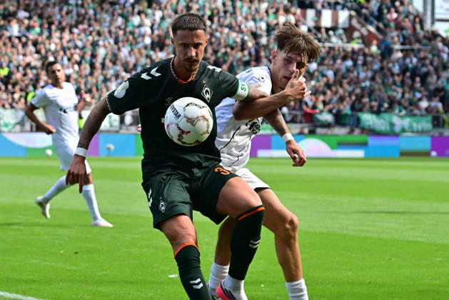 22.08.2026,GER Fußball, Männer,DFB Pokal, 1.Runde Saison 2026 2027, Hamburg, Lüneburger SK vs Werder Bremen Marco Friedl (Werder 32) versucht sich gegen Tjark Dörr (Lüneburg 20) durchzusetzen DFB DFL regulations prohibit any use of photographs as image sequences and or quasi-video) Hamburg Millerntorstadion Hamburg Deutschland Copyright: xnordphotoxGmbH xWitkex