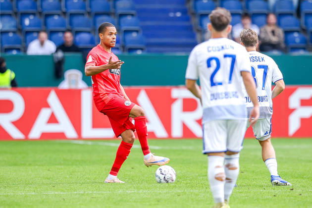 2026.08.22, xkwix, Fußball, DFB-Pokal, MSV Duisburg - SV Elversberg, Schauinsland-Reisen-Arena, 1.Runde, Saison 2026 2027: Jan Gyamerah (SV Elversberg 30) im Zweikampf gegen Patrick Sussek (MSV Duisburg 37) DFB regulations prohibit any use of photographs as image sequences and or quasi-video. Photo: xKamilxWilkowskixPressefotoKochx Nordrhein-Westfalen Deutschland