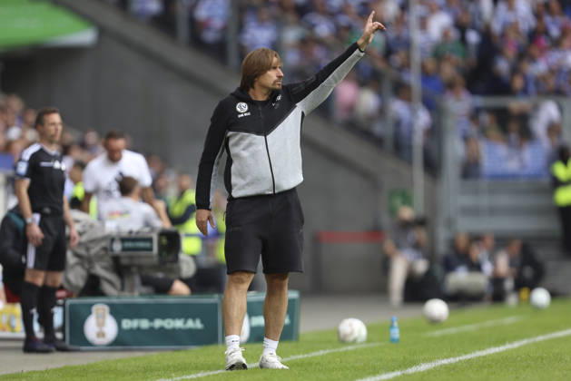 Trainer Vincent Wagner (SV 07 Elversberg) gestikuliert, Gestik waehrend des Spiels der 1. Runde des DFB-Pokal zwischen MSV Duisburg und SV 07 Elversberg, Schauinsland-Reisen-Arena am 22. August 2026 in Duisburg, Deutschland. (Foto von Oliver Kaelke DeFodi Images) +++ Trainer Vincent Wagner (SV 07 Elversberg) gestures during the 1st round match of the DFB-Pokal between MSV Duisburg and SV 07 Elversberg at Schauinsland-Reisen-Arena on August 22, 2026 in Duisburg, Germany. (Photo by Oliver Kaelke DeFodi Images) DFB DFL REGULATIONS PROHIBIT ANY USE OF PHOTOGRAPHS AS IMAGE SEQUENCES AND OR QUASI-VIDEO. (Photo by Oliver Kaelke DeFodi Images) -