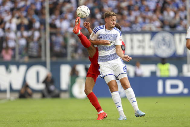 Noah Darvich (SV 07 Elversberg) und Aljaz Casar (MSV Duisburg) im Zweikampf waehrend des Spiels der 1. Runde des DFB-Pokal zwischen MSV Duisburg und SV 07 Elversberg, Schauinsland-Reisen-Arena am 22. August 2026 in Duisburg, Deutschland. (Foto von Oliver Kaelke DeFodi Images) +++ Noah Darvich (SV 07 Elversberg) und Aljaz Casar (MSV Duisburg) battle for the ball during the 1st round match of the DFB-Pokal between MSV Duisburg and SV 07 Elversberg at Schauinsland-Reisen-Arena on August 22, 2026 in Duisburg, Germany. (Photo by Oliver Kaelke DeFodi Images) DFB DFL REGULATIONS PROHIBIT ANY USE OF PHOTOGRAPHS AS IMAGE SEQUENCES AND OR QUASI-VIDEO. (Photo by Oliver Kaelke DeFodi Images) -