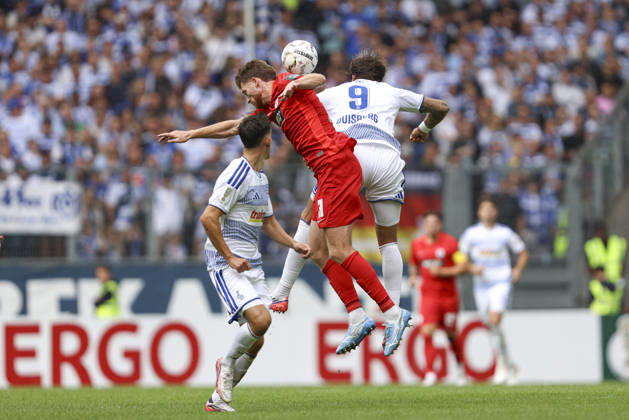 Florian Le Joncour (SV 07 Elversberg) und Lex-Tyger Lobinger (MSV Duisburg) im Zweikampf waehrend des Spiels der 1. Runde des DFB-Pokal zwischen MSV Duisburg und SV 07 Elversberg, Schauinsland-Reisen-Arena am 22. August 2026 in Duisburg, Deutschland. (Foto von Oliver Kaelke DeFodi Images) +++ Florian Le Joncour (SV 07 Elversberg) und Lex-Tyger Lobinger (MSV Duisburg) battle for the ball during the 1st round match of the DFB-Pokal between MSV Duisburg and SV 07 Elversberg at Schauinsland-Reisen-Arena on August 22, 2026 in Duisburg, Germany. (Photo by Oliver Kaelke DeFodi Images) DFB DFL REGULATIONS PROHIBIT ANY USE OF PHOTOGRAPHS AS IMAGE SEQUENCES AND OR QUASI-VIDEO. (Photo by Oliver Kaelke DeFodi Images) -