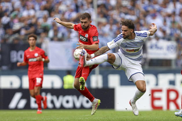Lukasz Poreba (SV 07 Elversberg) und Lex-Tyger Lobinger (MSV Duisburg) im Zweikampf waehrend des Spiels der 1. Runde des DFB-Pokal zwischen MSV Duisburg und SV 07 Elversberg, Schauinsland-Reisen-Arena am 22. August 2026 in Duisburg, Deutschland. (Foto von Oliver Kaelke DeFodi Images) +++ Lukasz Poreba (SV 07 Elversberg) und Lex-Tyger Lobinger (MSV Duisburg) battle for the ball during the 1st round match of the DFB-Pokal between MSV Duisburg and SV 07 Elversberg at Schauinsland-Reisen-Arena on August 22, 2026 in Duisburg, Germany. (Photo by Oliver Kaelke DeFodi Images) DFB DFL REGULATIONS PROHIBIT ANY USE OF PHOTOGRAPHS AS IMAGE SEQUENCES AND OR QUASI-VIDEO. (Photo by Oliver Kaelke DeFodi Images) -