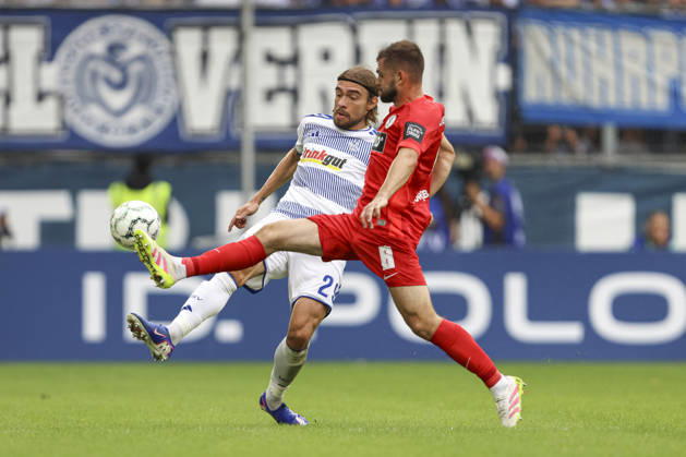 Joshua Bitter (MSV Duisburg) und Lukasz Poreba (SV 07 Elversberg) im Zweikampf waehrend des Spiels der 1. Runde des DFB-Pokal zwischen MSV Duisburg und SV 07 Elversberg, Schauinsland-Reisen-Arena am 22. August 2026 in Duisburg, Deutschland. (Foto von Oliver Kaelke DeFodi Images) +++ Joshua Bitter (MSV Duisburg) und Lukasz Poreba (SV 07 Elversberg) battle for the ball during the 1st round match of the DFB-Pokal between MSV Duisburg and SV 07 Elversberg at Schauinsland-Reisen-Arena on August 22, 2026 in Duisburg, Germany. (Photo by Oliver Kaelke DeFodi Images) DFB DFL REGULATIONS PROHIBIT ANY USE OF PHOTOGRAPHS AS IMAGE SEQUENCES AND OR QUASI-VIDEO. (Photo by Oliver Kaelke DeFodi Images) -