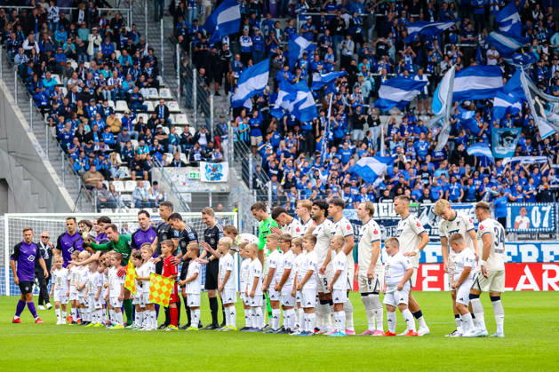 Mannschaften stellen sich vor dem Spiel auf, FC Erzgebirge Aue vs. TSG Hoffenheim, Fussball, DFB Pokal, 1. Runde, Saison 2026 2027, 22.08.2026,¨ DFL REGULATIONS PROHIBIT ANY USE OF PHOTOGRAPHS AS IMAGE SEQUENCES AND OR QUASI-VIDEO,¨ FC Erzgebirge Aue vs. TSG Hoffenheim, Fussball, DFB Pokal, 1. Runde, Saison 2026 2027, 22.08.2026, Aue Copyright: xEibner-Pressefoto LauraxRoemerx EP_LRR