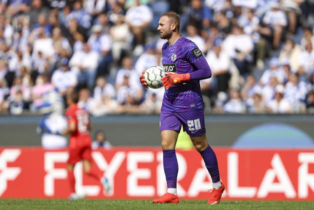 Torwart Nicolas Kristof (SV 07 Elversberg) schaut waehrend des Spiels der 1. Runde des DFB-Pokal zwischen MSV Duisburg und SV 07 Elversberg, Schauinsland-Reisen-Arena am 22. August 2026 in Duisburg, Deutschland. (Foto von Oliver Kaelke DeFodi Images) +++ Torwart Nicolas Kristof (SV 07 Elversberg) looks on during the 1st round match of the DFB-Pokal between MSV Duisburg and SV 07 Elversberg at Schauinsland-Reisen-Arena on August 22, 2026 in Duisburg, Germany. (Photo by Oliver Kaelke DeFodi Images) DFB DFL REGULATIONS PROHIBIT ANY USE OF PHOTOGRAPHS AS IMAGE SEQUENCES AND OR QUASI-VIDEO. (Photo by Oliver Kaelke DeFodi Images) -
