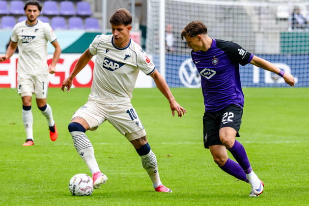 Adam Hlozek (TSG 1899 Hoffenheim, 10) am Ball gegen Willi Kamm (FC Erzgebirge Aue, 22), FC Erzgebirge Aue vs. TSG Hoffenheim, Fussball, DFB Pokal, 1. Runde, Saison 2026 2027, 22.08.2026,¨ DFL REGULATIONS PROHIBIT ANY USE OF PHOTOGRAPHS AS IMAGE SEQUENCES AND OR QUASI-VIDEO,¨ FC Erzgebirge Aue vs. TSG Hoffenheim, Fussball, DFB Pokal, 1. Runde, Saison 2026 2027, 22.08.2026, Aue Copyright: xEibner-Pressefoto LauraxRoemerx EP_LRR