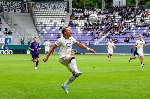 Vladimir Coufal (TSG 1899 Hoffenheim, 34) nimmt hohen Ball an, FC Erzgebirge Aue vs. TSG Hoffenheim, Fussball, DFB Pokal, 1. Runde, Saison 2026 2027, 22.08.2026,¨ DFL REGULATIONS PROHIBIT ANY USE OF PHOTOGRAPHS AS IMAGE SEQUENCES AND OR QUASI-VIDEO,¨ FC Erzgebirge Aue vs. TSG Hoffenheim, Fussball, DFB Pokal, 1. Runde, Saison 2026 2027, 22.08.2026, Aue Copyright: xEibner-Pressefoto LauraxRoemerx EP_LRR