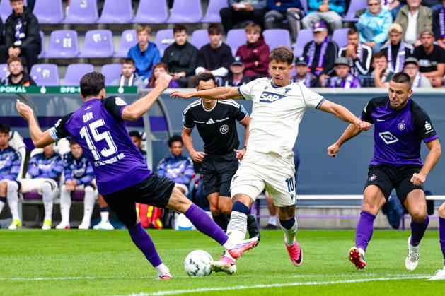 Adam Hlozek (TSG 1899 Hoffenheim, 10) Zweikampf, Duell, Kampf am Ball gegen Marcel Baer (FC Erzgebirge Aue, 15), FC Erzgebirge Aue vs. TSG Hoffenheim, Fussball, DFB Pokal, 1. Runde, Saison 2026 2027, 22.08.2026,¨ DFL REGULATIONS PROHIBIT ANY USE OF PHOTOGRAPHS AS IMAGE SEQUENCES AND OR QUASI-VIDEO,¨ FC Erzgebirge Aue vs. TSG Hoffenheim, Fussball, DFB Pokal, 1. Runde, Saison 2026 2027, 22.08.2026, Aue Copyright: xEibner-Pressefoto LauraxRoemerx EP_LRR