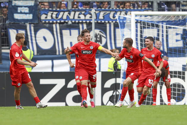 Luca Schnellbacher (SV 07 Elversberg) Torjubel,jubelt mit seiner Mannschaft nach dem Treffer zum 0:1 waehrend des Spiels der 1. Runde des DFB-Pokal zwischen MSV Duisburg und SV 07 Elversberg, Schauinsland-Reisen-Arena am 22. August 2026 in Duisburg, Deutschland. (Foto von Oliver Kaelke DeFodi Images) +++ Luca Schnellbacher (SV 07 Elversberg) celebrates after scoring his team s first goal with teammates during the 1st round match of the DFB-Pokal between MSV Duisburg and SV 07 Elversberg at Schauinsland-Reisen-Arena on August 22, 2026 in Duisburg, Germany. (Photo by Oliver Kaelke DeFodi Images) DFB DFL REGULATIONS PROHIBIT ANY USE OF PHOTOGRAPHS AS IMAGE SEQUENCES AND OR QUASI-VIDEO. (Photo by Oliver Kaelke DeFodi Images) -