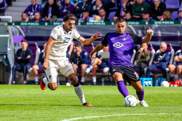 Leon Avdullahu (TSG 1899 Hoffenheim, 07) Zweikampf, Duell, Kampf Patrick Kapp (FC Erzgebirge Aue, 16), FC Erzgebirge Aue vs. TSG Hoffenheim, Fussball, DFB Pokal, 1. Runde, Saison 2026 2027, 22.08.2026,¨ DFL REGULATIONS PROHIBIT ANY USE OF PHOTOGRAPHS AS IMAGE SEQUENCES AND OR QUASI-VIDEO,¨ FC Erzgebirge Aue vs. TSG Hoffenheim, Fussball, DFB Pokal, 1. Runde, Saison 2026 2027, 22.08.2026, Aue Copyright: xEibner-Pressefoto LauraxRoemerx EP_LRR