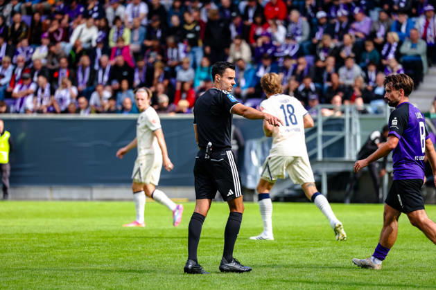 Konrad Oldhafer (Schiedsrichter, DFB) gibt Anweisungen, gestikuliert , FC Erzgebirge Aue vs. TSG Hoffenheim, Fussball, DFB Pokal, 1. Runde, Saison 2026 2027, 22.08.2026,¨ DFL REGULATIONS PROHIBIT ANY USE OF PHOTOGRAPHS AS IMAGE SEQUENCES AND OR QUASI-VIDEO,¨ FC Erzgebirge Aue vs. TSG Hoffenheim, Fussball, DFB Pokal, 1. Runde, Saison 2026 2027, 22.08.2026, Aue Copyright: xEibner-Pressefoto LauraxRoemerx EP_LRR