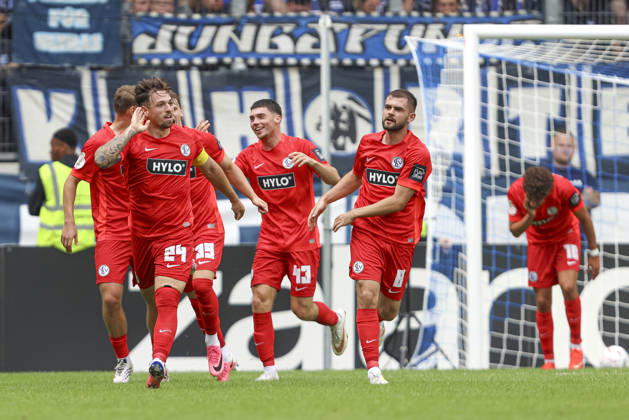 Luca Schnellbacher (SV 07 Elversberg) Torjubel,jubelt mit seiner Mannschaft nach dem Treffer zum 0:1 waehrend des Spiels der 1. Runde des DFB-Pokal zwischen MSV Duisburg und SV 07 Elversberg, Schauinsland-Reisen-Arena am 22. August 2026 in Duisburg, Deutschland. (Foto von Oliver Kaelke DeFodi Images) +++ Luca Schnellbacher (SV 07 Elversberg) celebrates after scoring his team s first goal with teammates during the 1st round match of the DFB-Pokal between MSV Duisburg and SV 07 Elversberg at Schauinsland-Reisen-Arena on August 22, 2026 in Duisburg, Germany. (Photo by Oliver Kaelke DeFodi Images) DFB DFL REGULATIONS PROHIBIT ANY USE OF PHOTOGRAPHS AS IMAGE SEQUENCES AND OR QUASI-VIDEO. (Photo by Oliver Kaelke DeFodi Images) -