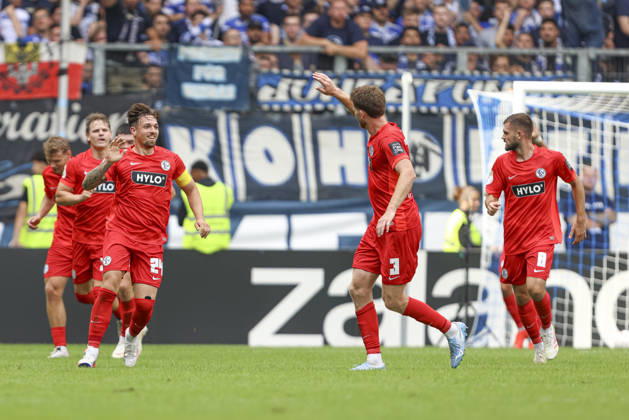 Luca Schnellbacher (SV 07 Elversberg) Torjubel,jubelt mit seiner Mannschaft nach dem Treffer zum 0:1 waehrend des Spiels der 1. Runde des DFB-Pokal zwischen MSV Duisburg und SV 07 Elversberg, Schauinsland-Reisen-Arena am 22. August 2026 in Duisburg, Deutschland. (Foto von Oliver Kaelke DeFodi Images) +++ Luca Schnellbacher (SV 07 Elversberg) celebrates after scoring his team s first goal with teammates during the 1st round match of the DFB-Pokal between MSV Duisburg and SV 07 Elversberg at Schauinsland-Reisen-Arena on August 22, 2026 in Duisburg, Germany. (Photo by Oliver Kaelke DeFodi Images) DFB DFL REGULATIONS PROHIBIT ANY USE OF PHOTOGRAPHS AS IMAGE SEQUENCES AND OR QUASI-VIDEO. (Photo by Oliver Kaelke DeFodi Images) -