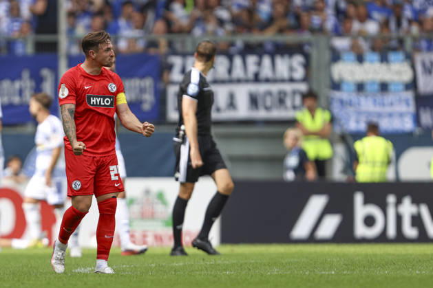 Luca Schnellbacher (SV 07 Elversberg) Torjubel, jubelt nach seinem Treffer zum 0:1 waehrend des Spiels der 1. Runde des DFB-Pokal zwischen MSV Duisburg und SV 07 Elversberg, Schauinsland-Reisen-Arena am 22. August 2026 in Duisburg, Deutschland. (Foto von Oliver Kaelke DeFodi Images) +++ Luca Schnellbacher (SV 07 Elversberg) celebrates after scoring his team s first goal during the 1st round match of the DFB-Pokal between MSV Duisburg and SV 07 Elversberg at Schauinsland-Reisen-Arena on August 22, 2026 in Duisburg, Germany. (Photo by Oliver Kaelke DeFodi Images) DFB DFL REGULATIONS PROHIBIT ANY USE OF PHOTOGRAPHS AS IMAGE SEQUENCES AND OR QUASI-VIDEO. (Photo by Oliver Kaelke DeFodi Images) -