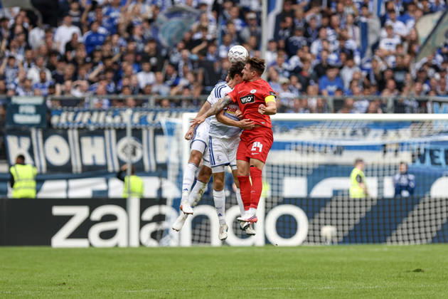 22.08.2026, GER, Fussball, Herren, DFB-Pokal, Saison 2026 2027, MSV Duisburg - SV Elversberg Tobias Fleckstein (Duisburg), Martin Ens (Duisburg) und Luca Schnellbacher (SVE) im Kampf um den Ball Duisburg schauinsland-reisen Arena Nordrhein-Westfalen Deutschland Copyright: xAdrianxSchlüterx