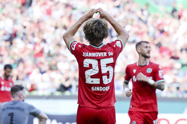 Lars Gindorf (Hannover 96) bejubelt seinen Treffer zum 0:6 waehrend des Spiels des DFB-Pokals zwischen SV Hemelingen und Hannover 96, Weserstadion am 22. August 2026 in Bremen, Deutschland. (Foto von Marco Steinbrenner DeFodi Images) +++ Lars Gindorf (Hannover 96) celebrates after scoring his teams sixth Goal during the DFB-Pokal match between SV Hemelingen and Hannover 96t at Weserstadion on August 22, 2026 in Bremen, Germany. (Photo by Marco Steinbrenner DeFodi Images) (Photo by Marco Steinbrenner DeFodi Images) -