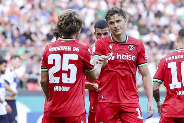 Lars Gindorf (Hannover 96) bejubelt seinen Treffer zum 0:6 mit Benedikt Pichler (Hannover 96) waehrend des Spiels des DFB-Pokals zwischen SV Hemelingen und Hannover 96, Weserstadion am 22. August 2026 in Bremen, Deutschland. (Foto von Marco Steinbrenner DeFodi Images) +++ Lars Gindorf (Hannover 96) celebrates after scoring his teams sixth Goal with Benedikt Pichler (Hannover 96) during the DFB-Pokal match between SV Hemelingen and Hannover 96t at Weserstadion on August 22, 2026 in Bremen, Germany. (Photo by Marco Steinbrenner DeFodi Images) (Photo by Marco Steinbrenner DeFodi Images) -