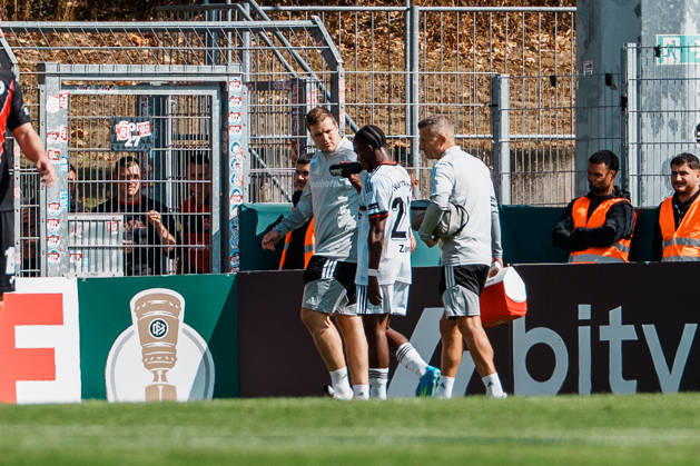 Deutschland, Köln (Sportpark Höhenberg): DFB-Pokal, 1. Runde, FC Viktoria Köln - 1. FC Nürnberg, Verletzungspause, Behandlungspause, Mohamed Ali Zoma (1. FC Nürnberg, 23), Foul Copyright: xThiemoxRudolphx