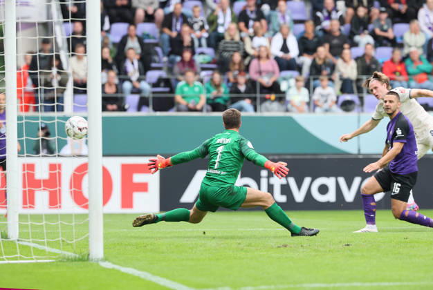 Erz.Aue - Hoffenheim DFB-Pokal Aue, 22.08.2026, Erzgebirgsstadion, Fußball, DFB Pokal, 1.Hauptrunde , FC Erzgebirge Aue vs. TSG 1899 Hoffenheim , Tor für Hoffenheim zum 0:1. Im Bild: Torschütze Patrick Wimmer ( 8, Hoffenheim) trifft gegen Torwart Martin Männel (1, Aue) , Nur für journalistische Zwecke. Only for editorial use! , DFB regulations prohibit any use of photographs as image sequences and or quasi-video. ,