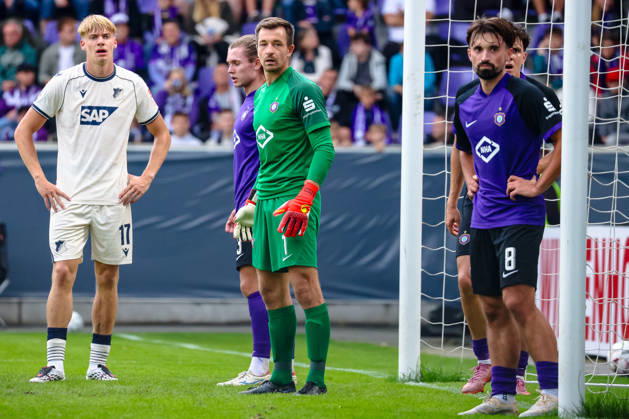 v.l. Nathan De Cat (TSG 1899 Hoffenheim, 17), Devin Angleberger (FC Erzgebirge Aue, 03), Martin Maennel (FC Erzgebirge Aue, 01), Nils Lihsek (FC Erzgebirge Aue, 08), FC Erzgebirge Aue vs. TSG Hoffenheim, Fussball, DFB Pokal, 1. Runde, Saison 2026 2027, 22.08.2026,¨ DFL REGULATIONS PROHIBIT ANY USE OF PHOTOGRAPHS AS IMAGE SEQUENCES AND OR QUASI-VIDEO,¨ FC Erzgebirge Aue vs. TSG Hoffenheim, Fussball, DFB Pokal, 1. Runde, Saison 2026 2027, 22.08.2026, Aue Copyright: xEibner-Pressefoto LauraxRoemerx EP_LRR
