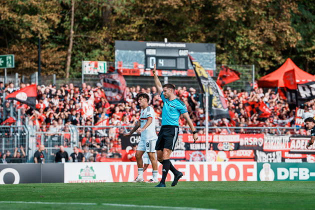Deutschland, Köln (Sportpark Höhenberg): DFB-Pokal, 1. Runde, FC Viktoria Köln - 1. FC Nürnberg, Abseits, Torchance, Abseitstor David Otto (FC Viktoria Köln, 10) Yannick Tonye (FC Viktoria Köln, 7), Schiedsrichter Eric Weisbach (Halle) Pfiff, pfeift, hebt Arm Copyright: xThiemoxRudolphx