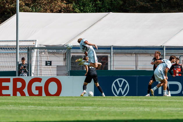 Deutschland, Köln (Sportpark Höhenberg): DFB-Pokal, 1. Runde, FC Viktoria Köln - 1. FC Nürnberg, Piet Scobel (1. FC Nürnberg, 19) fordert Elfmeter Strafstoß nach Ecke Copyright: xThiemoxRudolphx