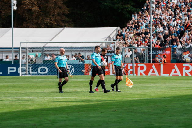 Deutschland, Köln (Sportpark Höhenberg): DFB-Pokal, 1. Runde, FC Viktoria Köln - 1. FC Nürnberg, Halbzeit, Schiedsrichterteam, Schiedsrichter Eric Weisbach (Halle), Schiedsrichter-Assistent Robert Kempter (Stockach) und Hannes Ventzke (Schwerin), Copyright: xThiemoxRudolphx