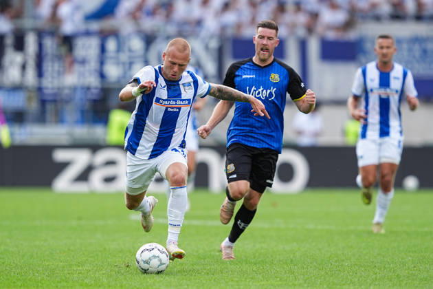 22.08.2026, xydrx, Fußball, DFB Pokal, 1. FC Saarbrücken - Hertha BSC, Saison 2026 2027, Ludwigsparkstadion: Jon Dagur Thorsteinsson (Hertha BSC, 23) und Niko Bretschneider (1.FC Saarbruecken, 28) im Laufduell DFB regulations prohibit any use of photographs as image sequences and or quasi-video. Copyright: HMBxMedia YannisxDreimann