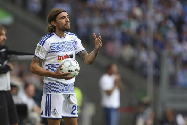 Joshua Bitter (MSV Duisburg) gestikuliert, Gestik waehrend des Spiels der 1. Runde des DFB-Pokal zwischen MSV Duisburg und SV 07 Elversberg, Schauinsland-Reisen-Arena am 22. August 2026 in Duisburg, Deutschland. (Foto von Oliver Kaelke DeFodi Images) +++ Joshua Bitter (MSV Duisburg) gestures during the 1st round match of the DFB-Pokal between MSV Duisburg and SV 07 Elversberg at Schauinsland-Reisen-Arena on August 22, 2026 in Duisburg, Germany. (Photo by Oliver Kaelke DeFodi Images) DFB DFL REGULATIONS PROHIBIT ANY USE OF PHOTOGRAPHS AS IMAGE SEQUENCES AND OR QUASI-VIDEO. (Photo by Oliver Kaelke DeFodi Images) -