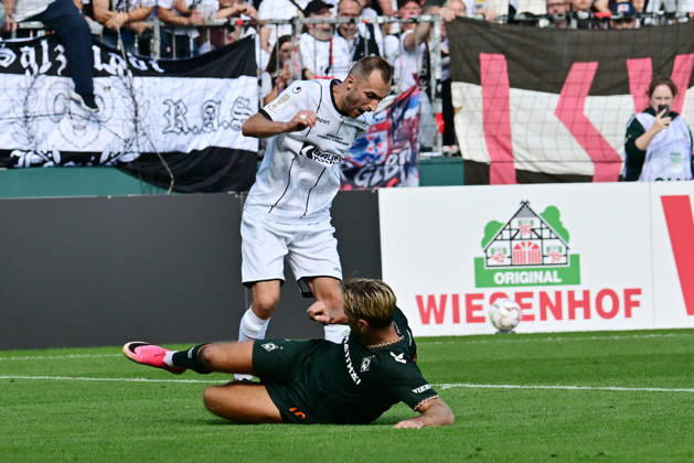 22.08.2026,GER Fußball, Männer,DFB Pokal, 1.Runde Saison 2026 2027, Hamburg, Lüneburger SK vs Werder Bremen Niclas Füllkrug (Werder 10) foult Marian Kunze (Lüneburg 10) und bekommt dafür die gelbe Karte DFB DFL regulations prohibit any use of photographs as image sequences and or quasi-video) Hamburg Millerntorstadion Hamburg Deutschland Copyright: xnordphotoxGmbH xWitkex