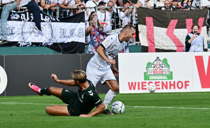 22.08.2026,GER Fußball, Männer,DFB Pokal, 1.Runde Saison 2026 2027, Hamburg, Lüneburger SK vs Werder Bremen Niclas Füllkrug (Werder 10) foult Marian Kunze (Lüneburg 10) und bekommt dafür die gelbe Karte DFB DFL regulations prohibit any use of photographs as image sequences and or quasi-video) Hamburg Millerntorstadion Hamburg Deutschland Copyright: xnordphotoxGmbH xWitkex
