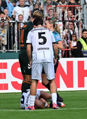 22.08.2026,GER Fußball, Männer,DFB Pokal, 1.Runde Saison 2026 2027, Hamburg, Lüneburger SK vs Werder Bremen Niclas Füllkrug (Werder 10) foult Marian Kunze (Lüneburg 10) und bekommt dafür die gelbe Karte DFB DFL regulations prohibit any use of photographs as image sequences and or quasi-video) Hamburg Millerntorstadion Hamburg Deutschland Copyright: xnordphotoxGmbH xWitkex