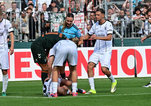 22.08.2026,GER Fußball, Männer,DFB Pokal, 1.Runde Saison 2026 2027, Hamburg, Lüneburger SK vs Werder Bremen Niclas Füllkrug (Werder 10) foult Marian Kunze (Lüneburg 10) und bekommt dafür die gelbe Karte DFB DFL regulations prohibit any use of photographs as image sequences and or quasi-video) Hamburg Millerntorstadion Hamburg Deutschland Copyright: xnordphotoxGmbH xWitkex