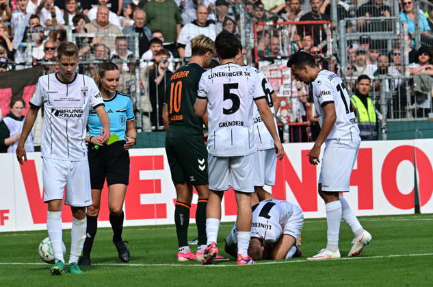 22.08.2026,GER Fußball, Männer,DFB Pokal, 1.Runde Saison 2026 2027, Hamburg, Lüneburger SK vs Werder Bremen Niclas Füllkrug (Werder 10) foult Marian Kunze (Lüneburg 10) und bekommt dafür die gelbe Karte DFB DFL regulations prohibit any use of photographs as image sequences and or quasi-video) Hamburg Millerntorstadion Hamburg Deutschland Copyright: xnordphotoxGmbH xWitkex