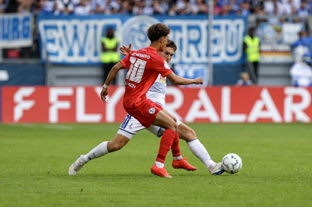 22.08.2026, GER, Fussball, Herren, DFB-Pokal, Saison 2026 2027, MSV Duisburg - SV Elversberg Noah Darvich (SVE) und Martin Ens (Duisburg) im Kampf um den Ball Duisburg schauinsland-reisen Arena Nordrhein-Westfalen Deutschland Copyright: xAdrianxSchlüterx