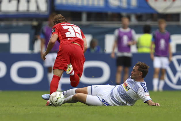 Cole Campbell (SV 07 Elversberg) und Aljaz Casar (MSV Duisburg) im Zweikampf waehrend des Spiels der 1. Runde des DFB-Pokal zwischen MSV Duisburg und SV 07 Elversberg, Schauinsland-Reisen-Arena am 22. August 2026 in Duisburg, Deutschland. (Foto von Oliver Kaelke DeFodi Images) +++ Cole Campbell (SV 07 Elversberg) und Aljaz Casar (MSV Duisburg) battle for the ball during the 1st round match of the DFB-Pokal between MSV Duisburg and SV 07 Elversberg at Schauinsland-Reisen-Arena on August 22, 2026 in Duisburg, Germany. (Photo by Oliver Kaelke DeFodi Images) DFB DFL REGULATIONS PROHIBIT ANY USE OF PHOTOGRAPHS AS IMAGE SEQUENCES AND OR QUASI-VIDEO. (Photo by Oliver Kaelke DeFodi Images) -