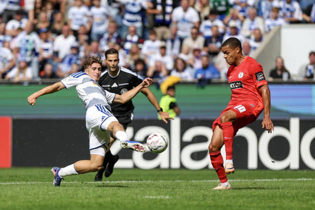 22.08.2026, GER, Fussball, Herren, DFB-Pokal, Saison 2026 2027, MSV Duisburg - SV Elversberg Patrick Sussek (Duisburg) und Jan Gyamerah (SVE) im Kampf um den Ball Duisburg schauinsland-reisen Arena Nordrhein-Westfalen Deutschland Copyright: xAdrianxSchlüterx