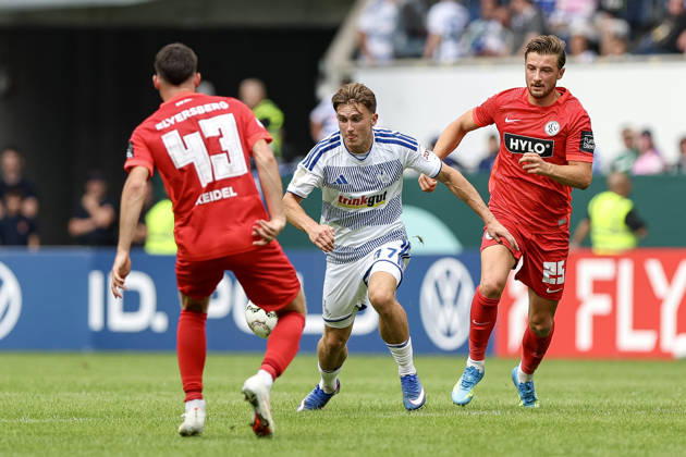 22.08.2026, GER, Fussball, Herren, DFB-Pokal, Saison 2026 2027, MSV Duisburg - SV Elversberg Patrick Sussek (Duisburg) und Felix Keidel (SVE) im Kampf um den Ball Duisburg schauinsland-reisen Arena Nordrhein-Westfalen Deutschland Copyright: xAdrianxSchlüterx