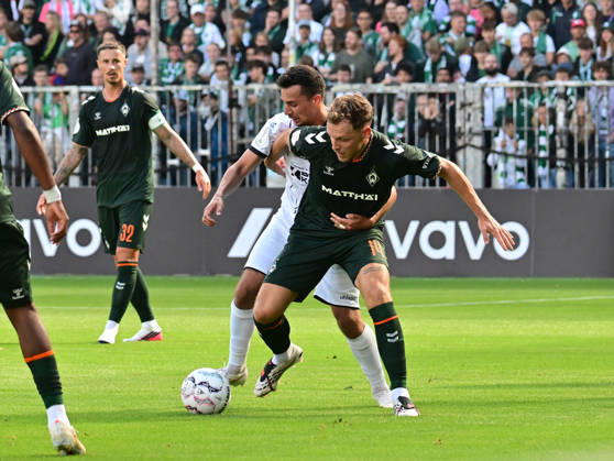 22.08.2026,GER Fußball, Männer,DFB Pokal, 1.Runde Saison 2026 2027, Hamburg, Lüneburger SK vs Werder Bremen Senne Lynen (Werder 14) versucht sich gegen Leon Perera (Lüneburg 12) durchzusetzen DFB DFL regulations prohibit any use of photographs as image sequences and or quasi-video) Hamburg Millerntorstadion Hamburg Deutschland Copyright: xnordphotoxGmbH xWitkex