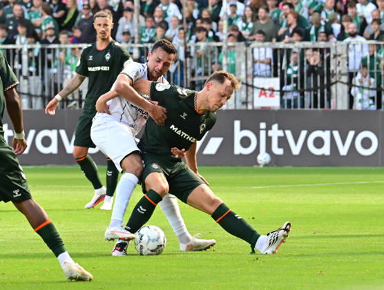 22.08.2026,GER Fußball, Männer,DFB Pokal, 1.Runde Saison 2026 2027, Hamburg, Lüneburger SK vs Werder Bremen Senne Lynen (Werder 14) versucht sich gegen Leon Perera (Lüneburg 12) durchzusetzen DFB DFL regulations prohibit any use of photographs as image sequences and or quasi-video) Hamburg Millerntorstadion Hamburg Deutschland Copyright: xnordphotoxGmbH xWitkex