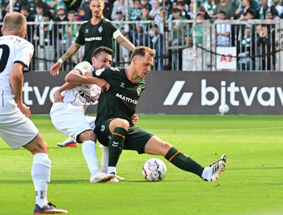 22.08.2026,GER Fußball, Männer,DFB Pokal, 1.Runde Saison 2026 2027, Hamburg, Lüneburger SK vs Werder Bremen Senne Lynen (Werder 14) versucht sich gegen Leon Perera (Lüneburg 12) durchzusetzen DFB DFL regulations prohibit any use of photographs as image sequences and or quasi-video) Hamburg Millerntorstadion Hamburg Deutschland Copyright: xnordphotoxGmbH xWitkex