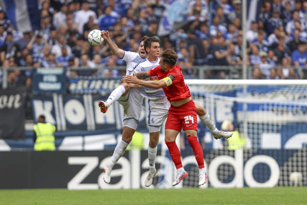 Tobias Fleckstein (MSV Duisburg), Martin Ens (MSV Duisburg) und Luca Schnellbacher (SV 07 Elversberg) im Zweikampf waehrend des Spiels der 1. Runde des DFB-Pokal zwischen MSV Duisburg und SV 07 Elversberg, Schauinsland-Reisen-Arena am 22. August 2026 in Duisburg, Deutschland. (Foto von Oliver Kaelke DeFodi Images) +++ Tobias Fleckstein (MSV Duisburg), Martin Ens (MSV Duisburg) und Luca Schnellbacher (SV 07 Elversberg) battle for the ball during the 1st round match of the DFB-Pokal between MSV Duisburg and SV 07 Elversberg at Schauinsland-Reisen-Arena on August 22, 2026 in Duisburg, Germany. (Photo by Oliver Kaelke DeFodi Images) DFB DFL REGULATIONS PROHIBIT ANY USE OF PHOTOGRAPHS AS IMAGE SEQUENCES AND OR QUASI-VIDEO. (Photo by Oliver Kaelke DeFodi Images) -